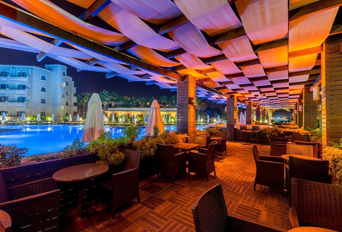 Vuni Palace Premium Hotel & Spa & Casino Beachfront Location ! ไคริเนีย ภายนอก รูปภาพ