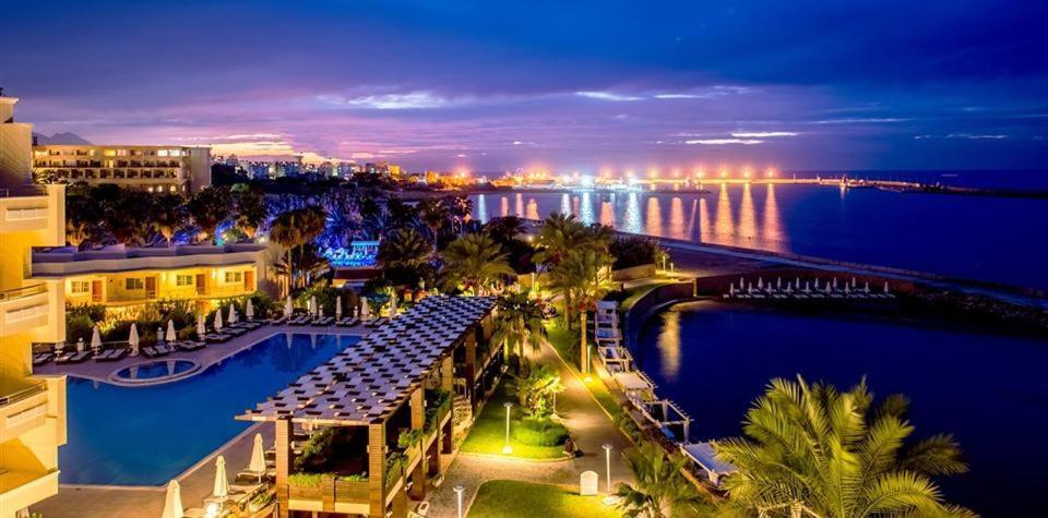 Vuni Palace Premium Hotel & Spa & Casino Beachfront Location ! ไคริเนีย ภายนอก รูปภาพ