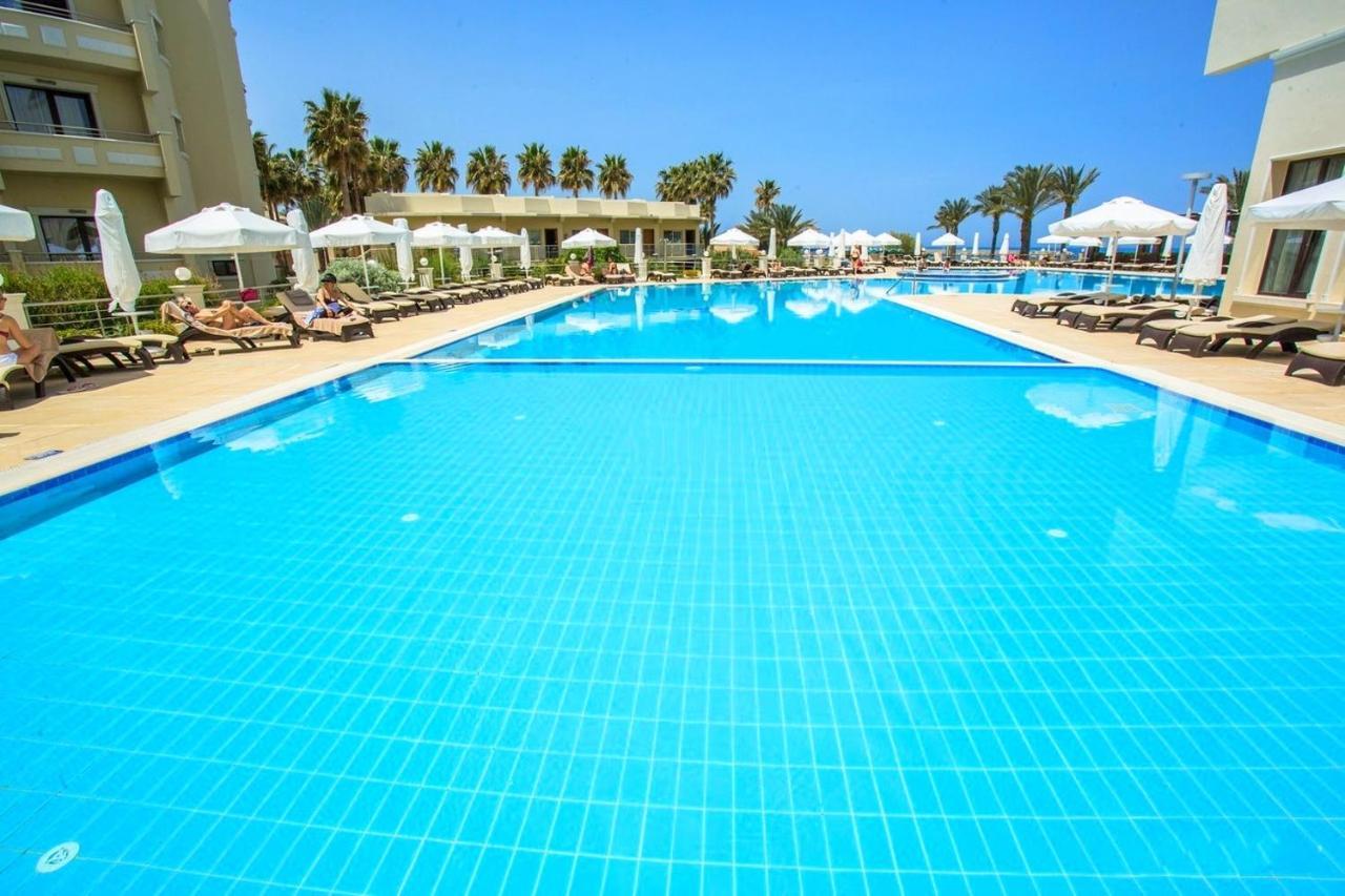 Vuni Palace Premium Hotel & Spa & Casino Beachfront Location ! ไคริเนีย ภายนอก รูปภาพ