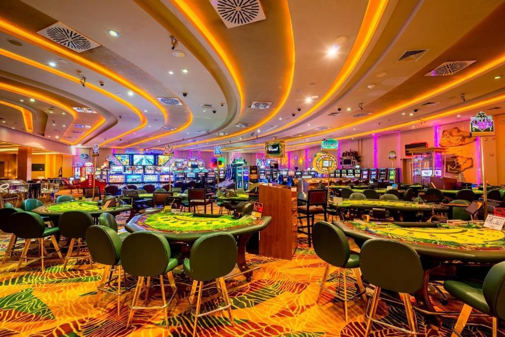Vuni Palace Premium Hotel & Spa & Casino Beachfront Location ! ไคริเนีย ภายนอก รูปภาพ
