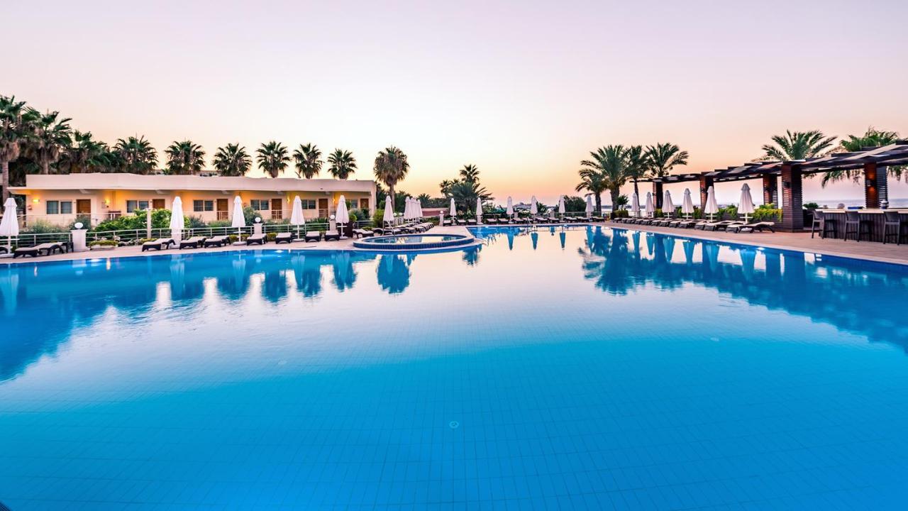 Vuni Palace Premium Hotel & Spa & Casino Beachfront Location ! ไคริเนีย ภายนอก รูปภาพ